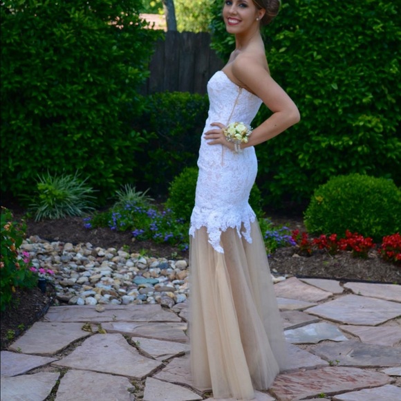 La Femme 18951 White Prom Dress Size 2 - Picture 3 of 7